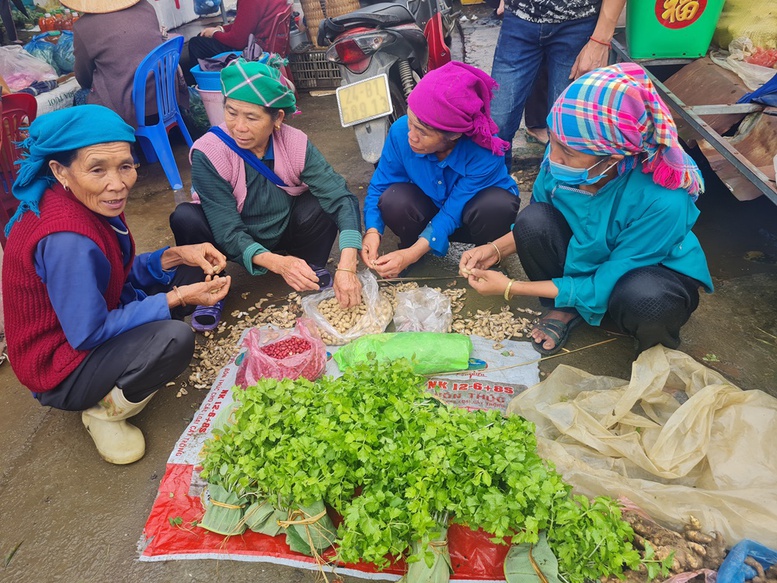 Sắc màu chợ phiên vùng cao ngày giáp Tết - Ảnh 22.