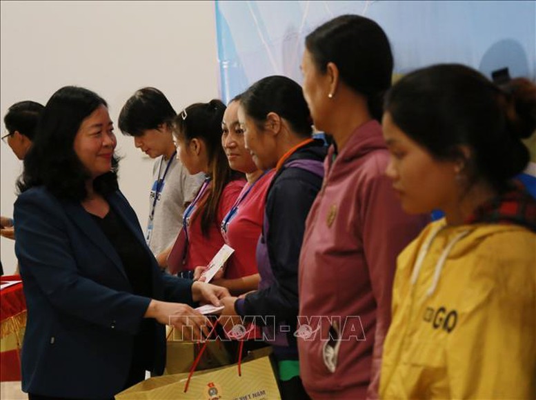 Lãnh đạo Đảng, Nhà nước trao quà Tết tặng gia đình chính sách, hộ nghèo, đồng bào dân tộc thiểu số, công nhân - Ảnh 3.