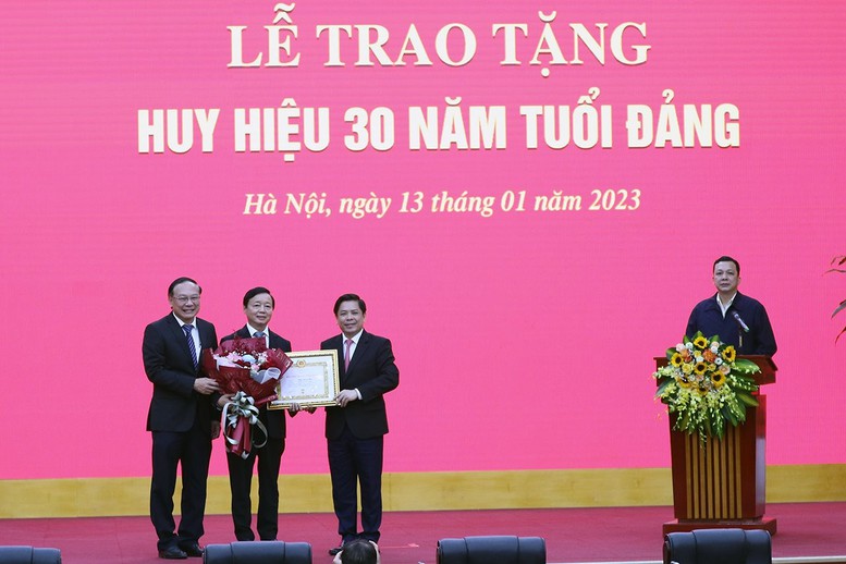 Trao tặng huy hiệu 30 năm tuổi Đảng cho Phó Thủ tướng Trần Hồng Hà - Ảnh 1.