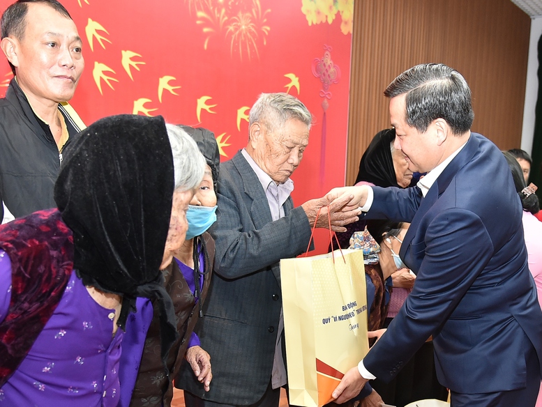 Phó Thủ tướng Lê Minh Khái thăm và chúc tết gia đình chính sách, người lao động Hải Dương - Ảnh 3.
