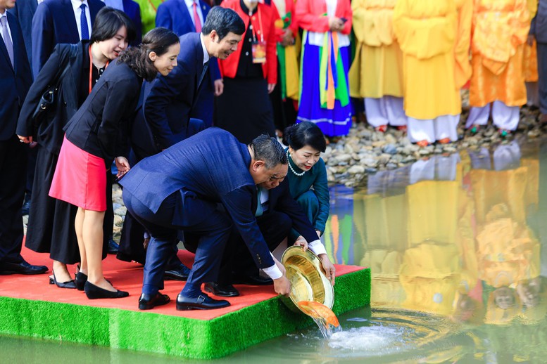 Xuân quê hương: Chủ tịch nước cùng kiều bào nước ngoài dâng hương, thả cá tiễn ông Công ông Táo - Ảnh 4.