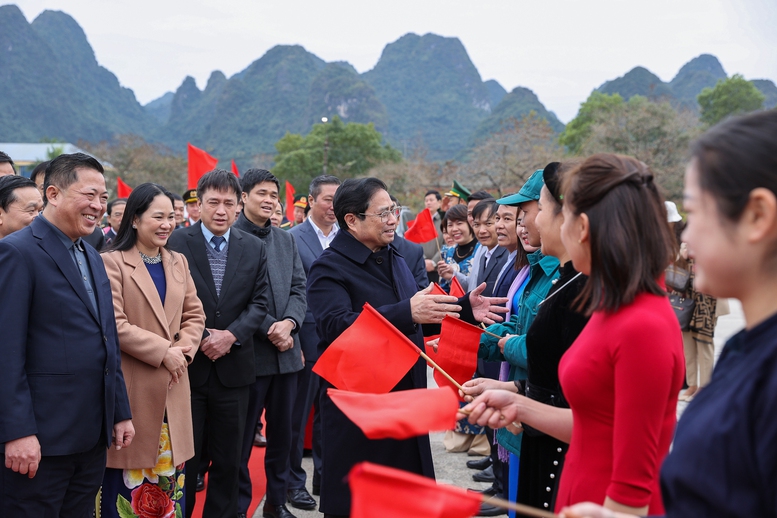 Thủ tướng thăm, chúc Tết mẹ Việt Nam anh hùng, đồng bào, chiến sĩ tại vùng biên giới Cao Bằng - Ảnh 1.