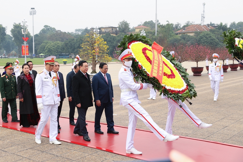 Lãnh đạo Đảng, Nhà nước vào Lăng viếng Chủ tịch Hồ Chí Minh - Ảnh 2.