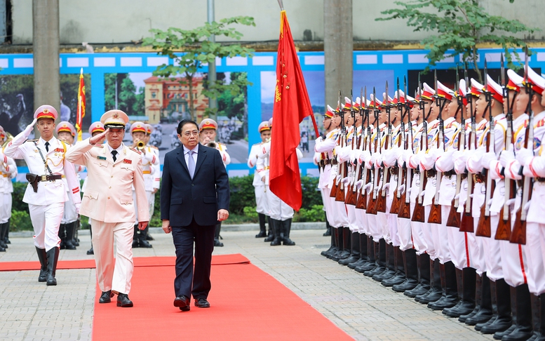 Thủ tướng thăm, kiểm tra công tác sẵn sàng chiến đấu tại một số đơn vị quân đội, công an