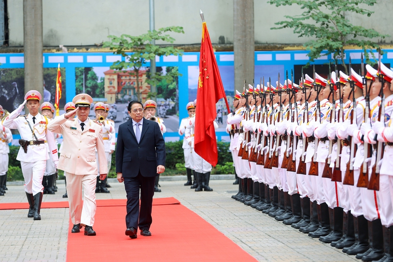 Thủ tướng thăm, kiểm tra công tác sẵn sàng chiến đấu tại một số đơn vị quân đội, công an - Ảnh 1.