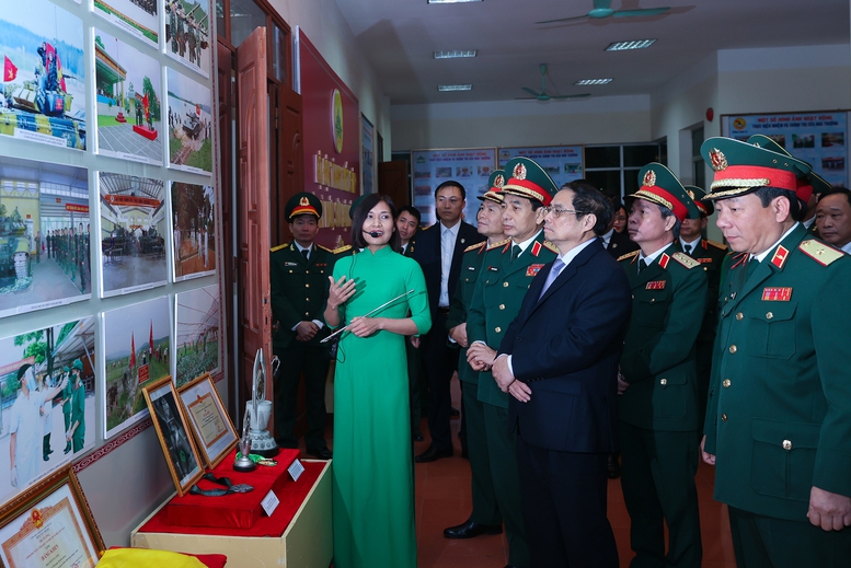 Thủ tướng thăm, kiểm tra công tác sẵn sàng chiến đấu tại một số đơn vị quân đội, công an - Ảnh 8.