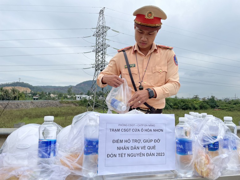 Cảnh sát giao thông giúp người dân vượt đèo Hải Vân về quê ăn Tết - Ảnh 1.