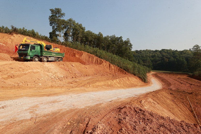 Thủ tướng kiểm tra, đôn đốc dự án cao tốc Tuyên Quang-Phú Thọ, chúc Tết công nhân và người dân khu tái định cư - Ảnh 11.