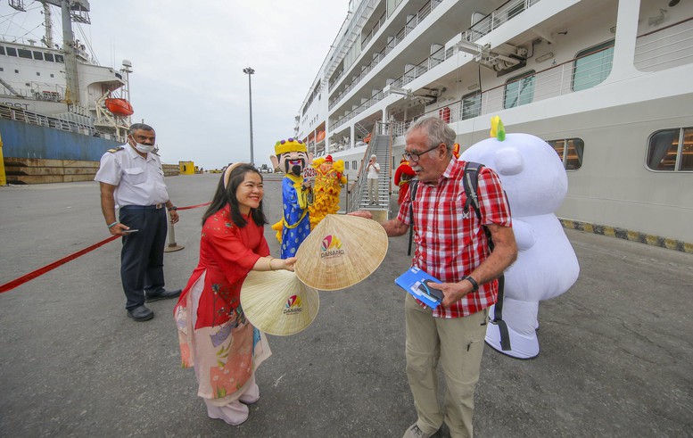 Miền Trung: Đón hàng trăm ngàn du khách đến dịp Tết Nguyên đán - Ảnh 1.