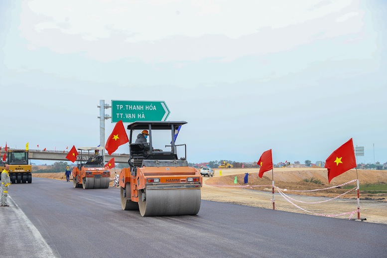 Thủ tướng kiểm tra, đôn đốc các dự án cao tốc Bắc-Nam - Ảnh 14.