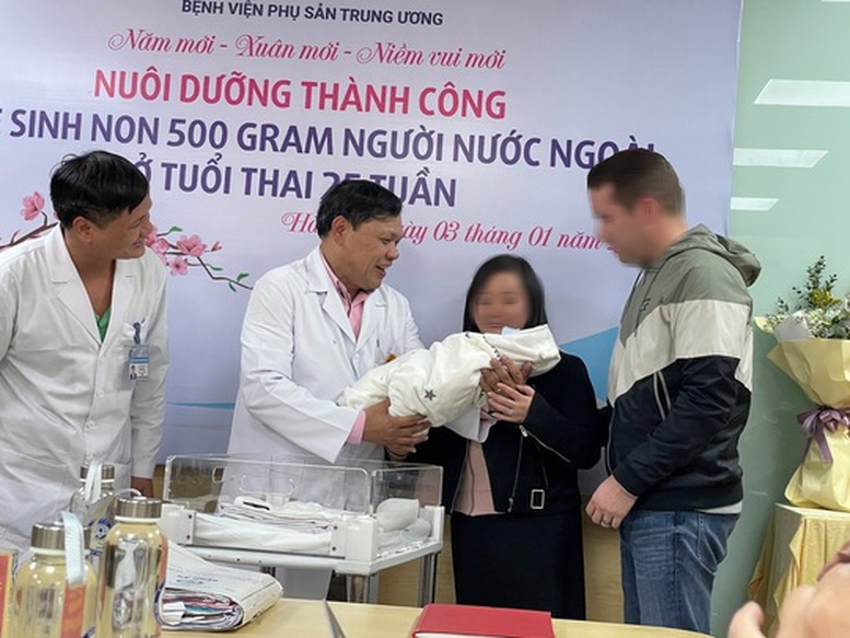 Nuôi dưỡng thành công bé trai người nước ngoài sinh non nặng 500 gr - Ảnh 1.