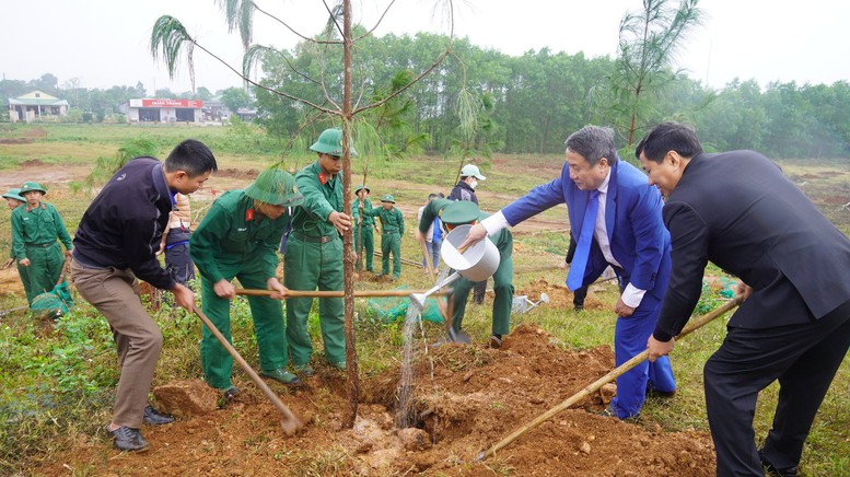 Miền Trung: Đồng loạt ra quân hưởng ứng “Tết trồng cây đời đời nhớ ơn Bác” - Ảnh 3.