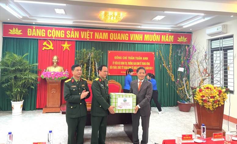 Ban Kinh tế Trung ương tặng quà Tết Quý Mão bà con có hoàn cảnh khó khăn ở Hà Giang - Ảnh 2.