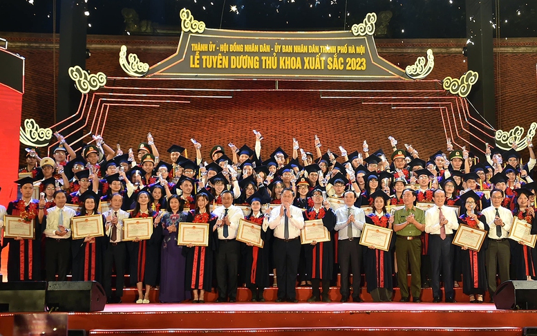 Hà Nội tuyên dương 96 thủ khoa xuất sắc năm 2023