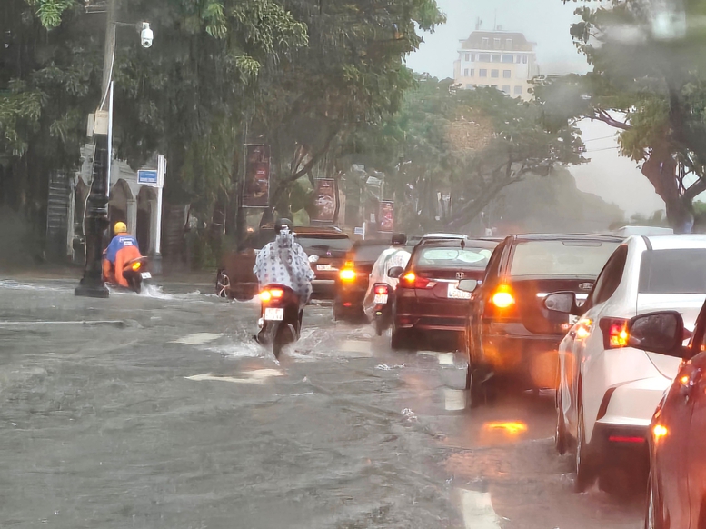 Đà Nẵng khẩn trương ứng phó với mưa lớn, ngập lụt; cho học sinh nghỉ học - Ảnh 1.