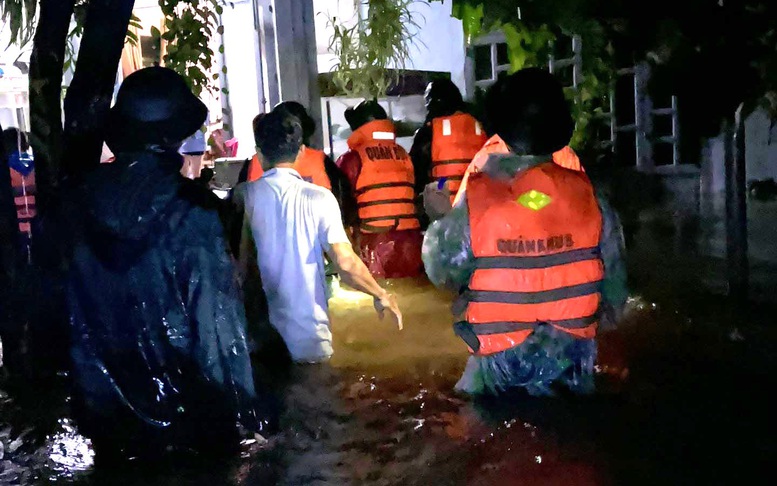 Lực lượng vũ trang ứng cứu người dân tại 'rốn lũ' Đà Nẵng