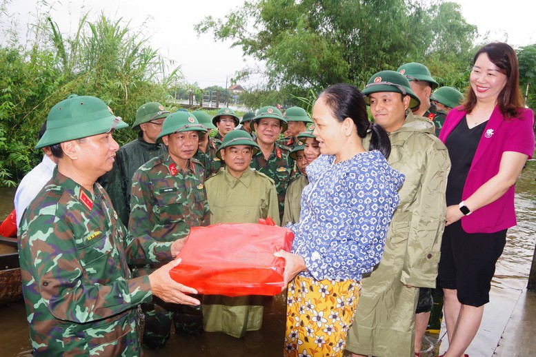 Tư lệnh Quân khu 4 thăm, tặng quà người dân vùng lũ tỉnh Thừa Thiên Huế - Ảnh 1.