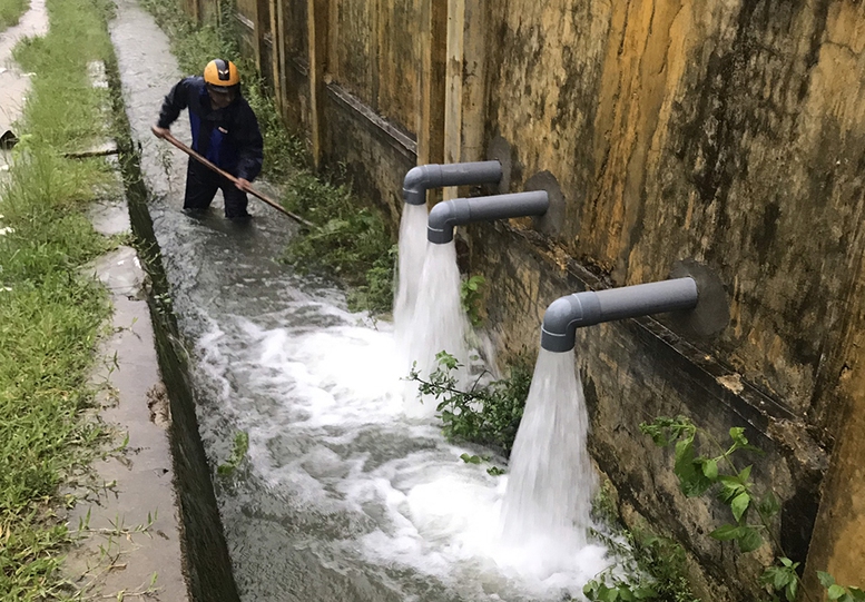 Hệ thống truyền tải điện tại thành phố Đà Nẵng được vận hành an toàn trước mưa lớn kéo dài - Ảnh 1.