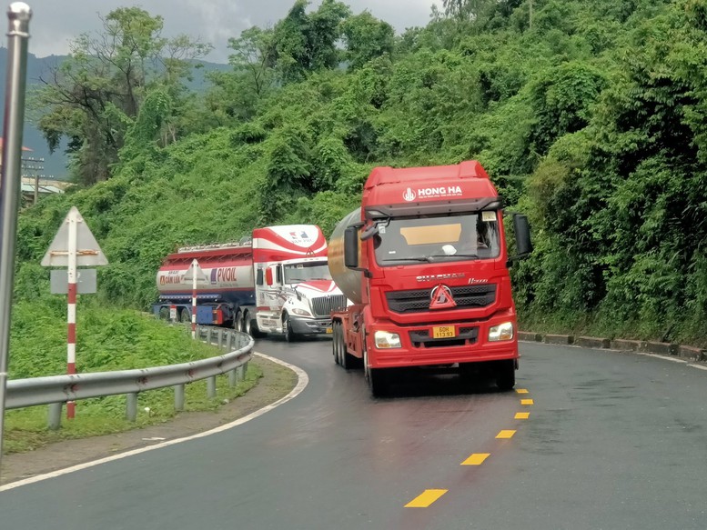 Đà Nẵng: Giảm mưa, nhiều tuyến đường vẫn còn ngập sâu - Ảnh 8.