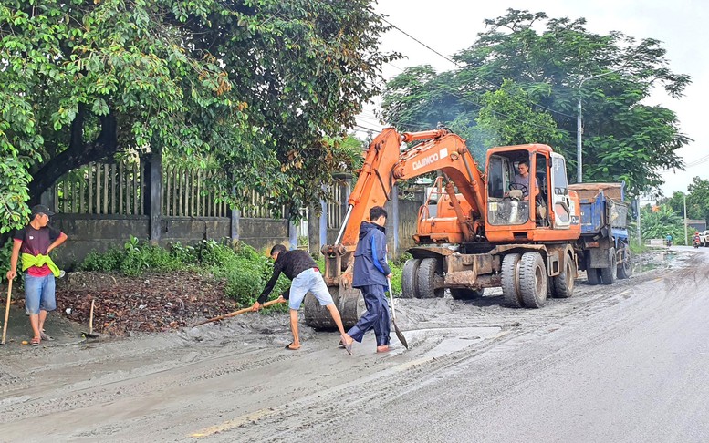 Người dân Đà Nẵng dọn dẹp bùn đất sau mưa lũ