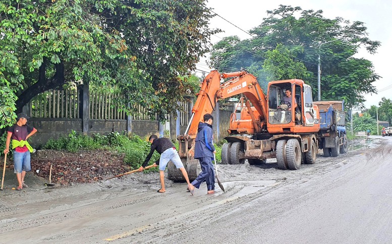 Đà Nẵng: Giảm mưa, nhiều tuyến đường vẫn còn ngập sâu - Ảnh 1.