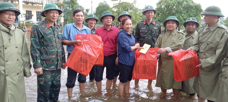 Tư lệnh Quân khu 4 thăm, tặng quà người dân vùng lũ tỉnh Thừa Thiên Huế - Ảnh 3.