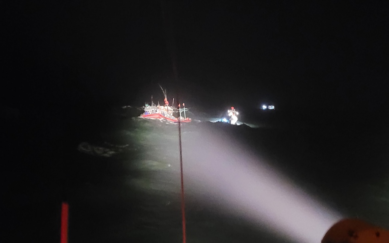 Huy động tàu câu mực tìm kiếm các ngư dân Quảng Nam mất tích