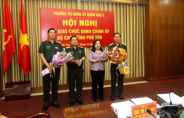 Bàn giao chức danh Chính ủy Bộ Chỉ huy quân sự tỉnh Phú Yên - Ảnh 1.