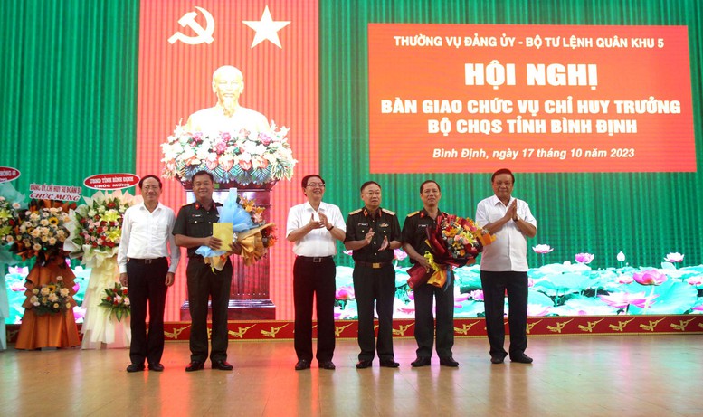 Bàn giao chức vụ Chỉ huy trưởng Bộ Chỉ huy quân sự tỉnh Bình Định - Ảnh 1.