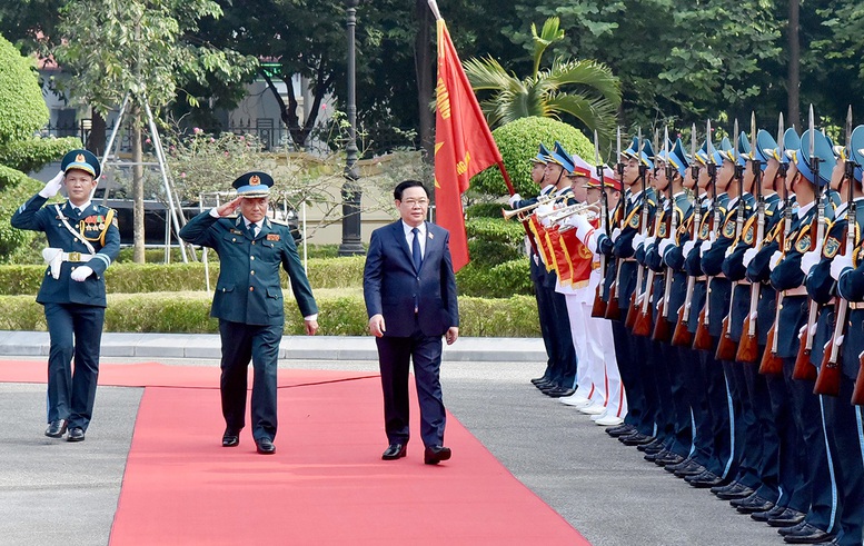 Chủ tịch Quốc hội dự lễ kỷ niệm 60 năm Ngày truyền thống Quân chủng Phòng không-Không quân - Ảnh 1.