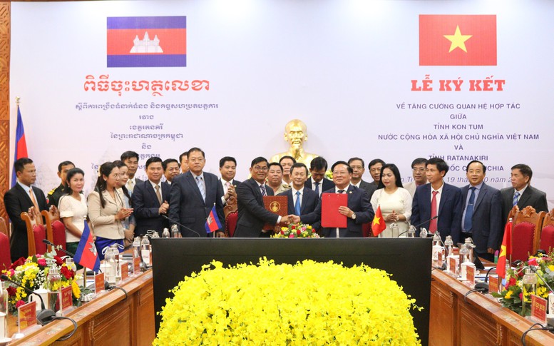 Kon Tum và Ratanakiri (Campuchia) ký kết tăng cường quan hệ hợp tác - Ảnh 1.