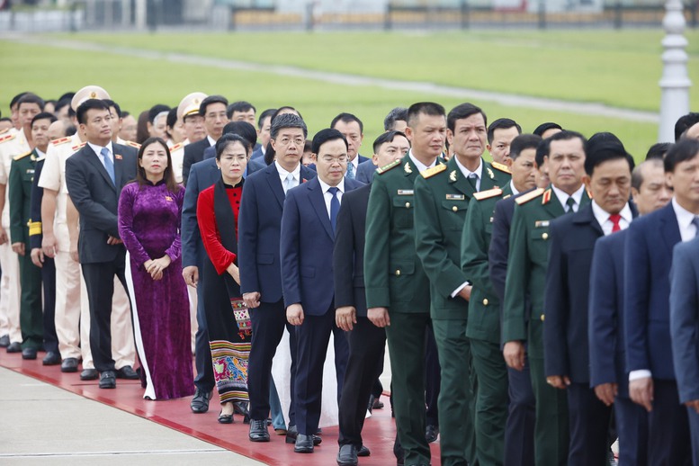 Đại biểu dự Kỳ họp thứ 6, Quốc hội khóa XV vào Lăng viếng Chủ tịch Hồ Chí Minh - Ảnh 6.