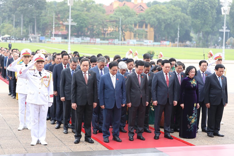 Đại biểu dự Kỳ họp thứ 6, Quốc hội khóa XV vào Lăng viếng Chủ tịch Hồ Chí Minh - Ảnh 4.