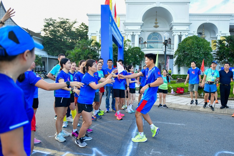 Sôi động Giải chạy tiếp sức BSR EKIDEN 2023 - Ảnh 1.