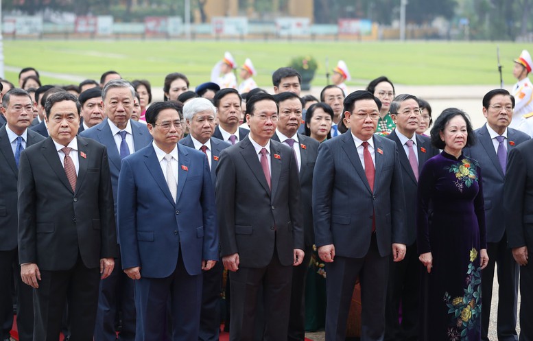 Đại biểu dự Kỳ họp thứ 6, Quốc hội khóa XV vào Lăng viếng Chủ tịch Hồ Chí Minh - Ảnh 3.