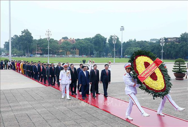 Đại biểu dự Kỳ họp thứ 6, Quốc hội khóa XV vào Lăng viếng Chủ tịch Hồ Chí Minh - Ảnh 2.