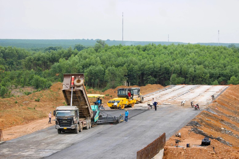 Khẩn trương tìm nguồn vật liệu đắp đường cho cao tốc Bắc-Nam giai đoạn 2 - Ảnh 1.