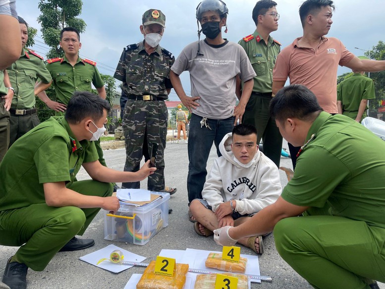 Hải quan Quảng Trị phối hợp bắt đối tượng vận chuyển 29.835 viên ma túy - Ảnh 1.