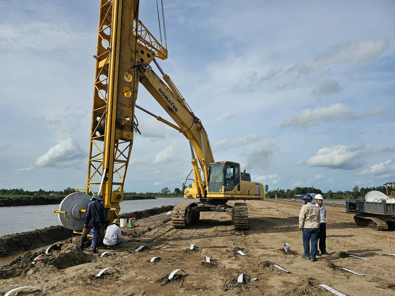 Thiếu vật liệu và mặt bằng, cao tốc Bắc-Nam giai đoạn 2 'chật vật' giữ tiến độ  - Ảnh 1.