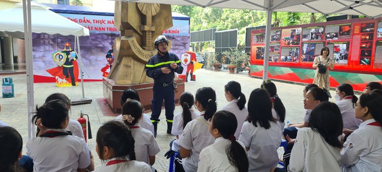 Hướng dẫn trực tiếp phòng, chống cháy nổ, kỹ năng thoát hiểm, thoát nạn tại Bảo tàng CAND - Ảnh 3.