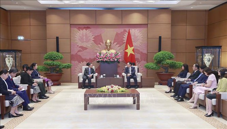 Chủ tịch Quốc hội Vương Đình Huệ tiếp Đại sứ Lào đến chào từ biệt - Ảnh 2.