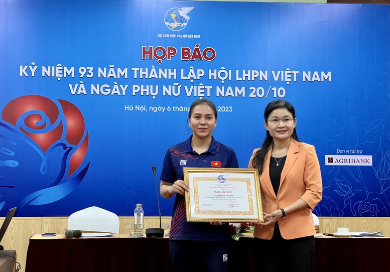 Trao bằng khen cho nữ xạ thủ Trịnh Thu Vinh xuất sắc giành vé tham dự Olympic 2024 - Ảnh 1.