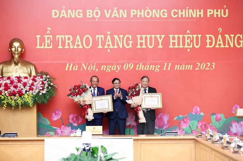 Thủ tướng Chính phủ trao Huy hiệu Đảng tặng các đồng chí nguyên Phó Thủ tướng Chính phủ- Ảnh 1.