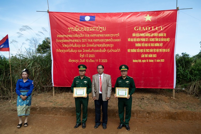 Giao lưu lực lượng bảo vệ biên giới và nhân dân Việt Nam- Lào - Ảnh 1.