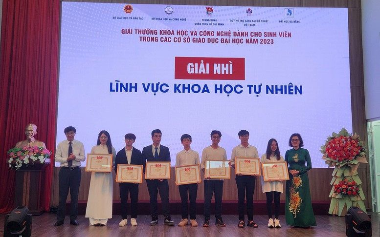 Trao giải thưởng khoa học công nghệ dành cho sinh viên năm 2023