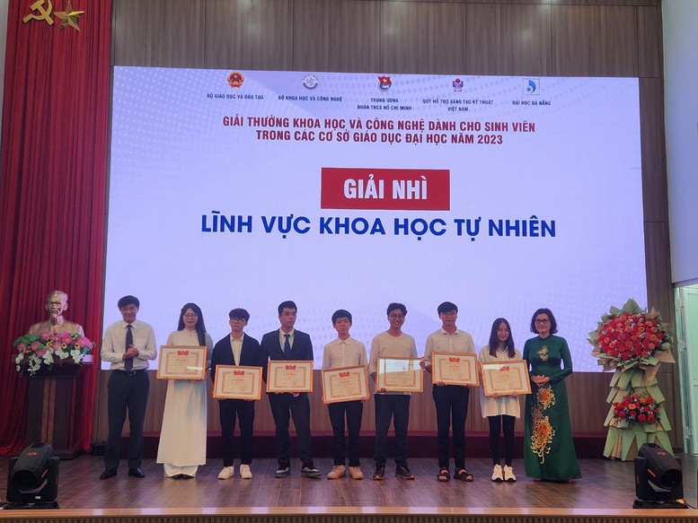 Trao giải thưởng khoa học công nghệ dành cho sinh viên năm 2023 - Ảnh 1.