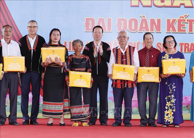 Chủ tịch nước Võ Văn Thưởng dự Ngày hội Đại đoàn kết toàn dân tại Phú Yên- Ảnh 4.