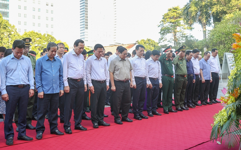 Thủ tướng dâng hương tại Khu Văn hóa tưởng niệm Chủ tịch Hồ Chí Minh ở Thanh Hóa