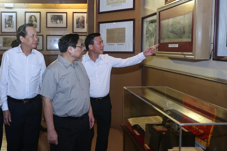 Thủ tướng dâng hương tại Khu Văn hóa tưởng niệm Chủ tịch Hồ Chí Minh ở Thanh Hóa- Ảnh 4.