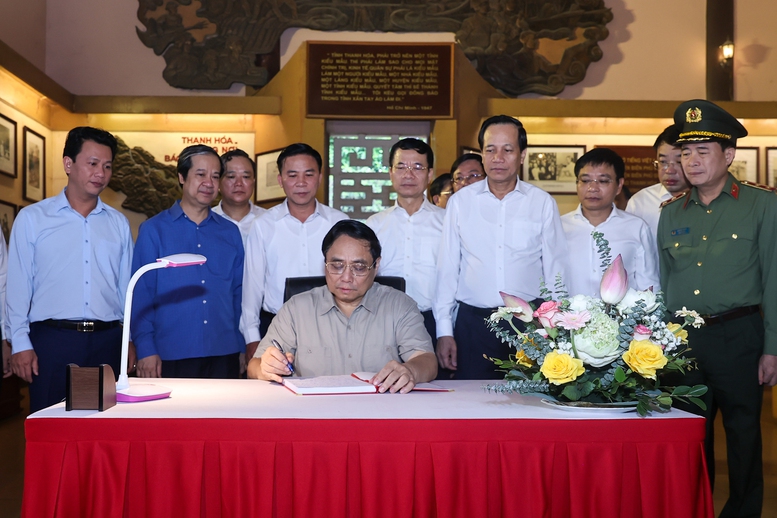 Thủ tướng dâng hương tại Khu Văn hóa tưởng niệm Chủ tịch Hồ Chí Minh ở Thanh Hóa- Ảnh 3.